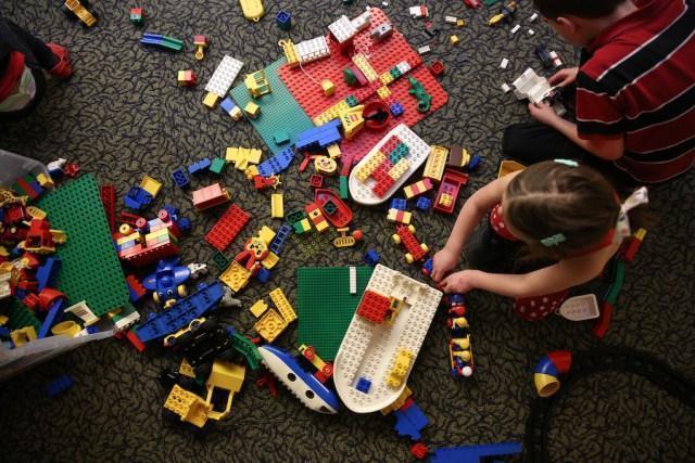 kids play lego thumbnail
